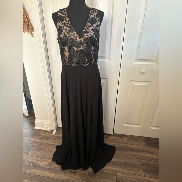 Black gown with black lace bodice - Picture 1 of 3